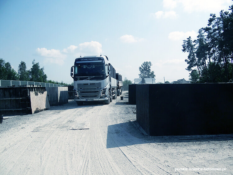 Transport szamb betonowych  w Sztumie